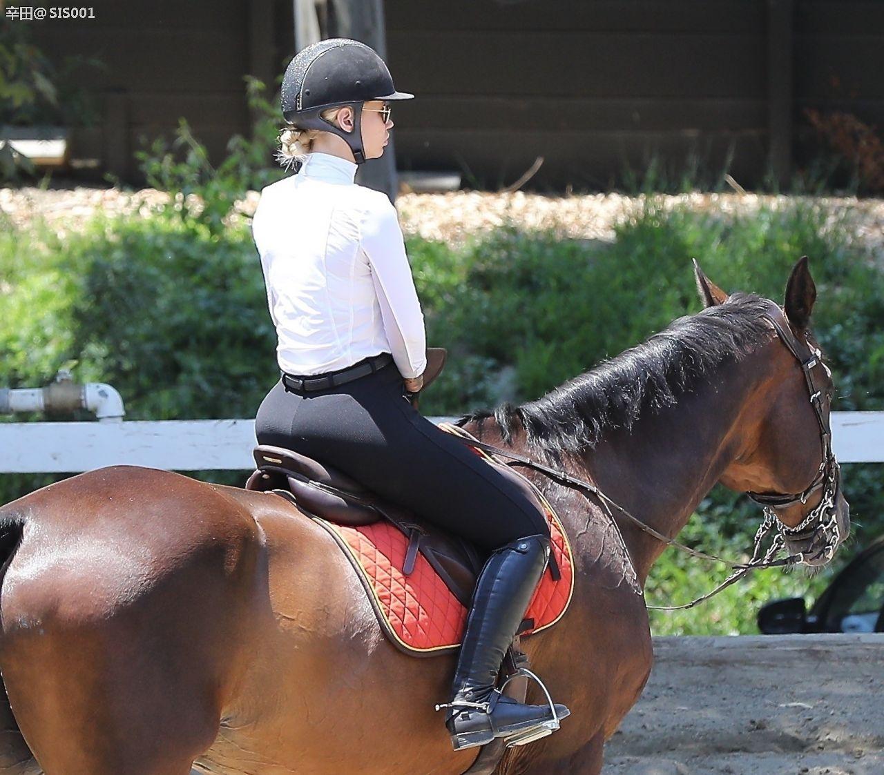 Riding video. Лошадь Азалия. Iggy Azalea Horse. Наездница в леггинсах домашнее. Youku Ride Horse.