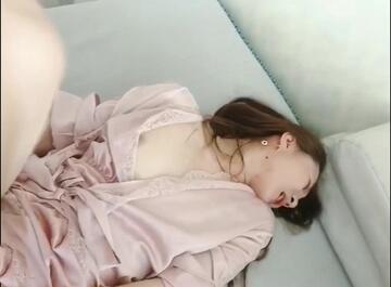 上面在玩吃鸡下面美女吃JB ，极品美女趴在桌子下口交 ，吸吮大屌用脚磨蹭小穴 ，顶级蜜桃臀 ，骑乘抽插