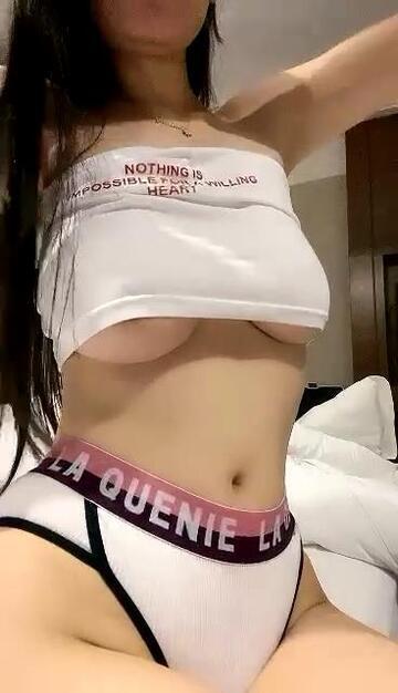 爆乳女神『西东东』 F杯大奶子坚挺迷人风情万种 白色紧身内衣长发飘飘车灯乱晃