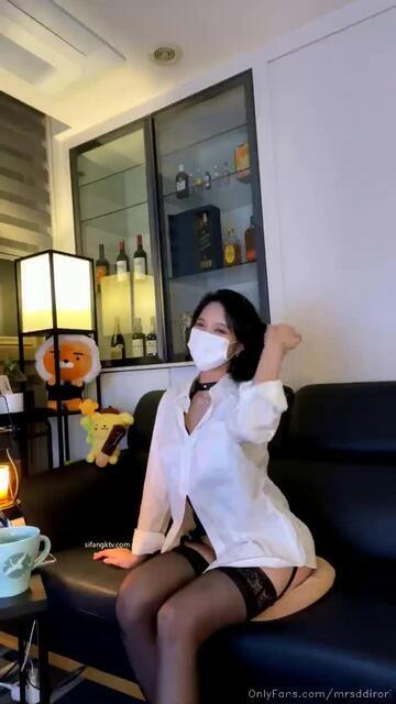 极品反差婊美熟女 吊钟大奶子客厅秀身材 黑丝肉感这身材让人欲仙欲死