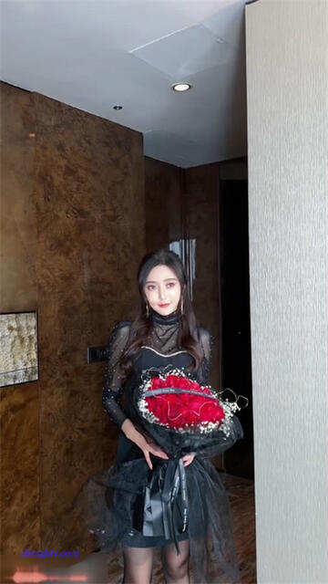 【顶级颜值❤️美艳女神】秀人网极品模特『王馨瑶』魅惑甄选 露B毛露乳晕 裸体模拟坐你鸡巴上插 完美炮台姿势让你插