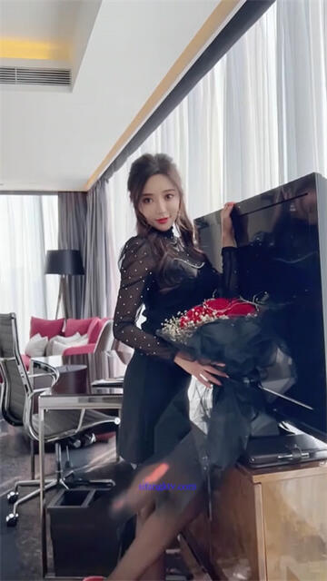 【顶级颜值❤️美艳女神】秀人网极品模特『王馨瑶』魅惑甄选 露B毛露乳晕 裸体模拟坐你鸡巴上插 完美炮台姿势让你插