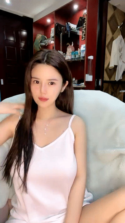 超大G奶性感妹子浴室洗澡首次道具自慰，浴室地上刮毛洗逼逼，两个大奶子晃动撞击，电动舌头震动阴蒂插入