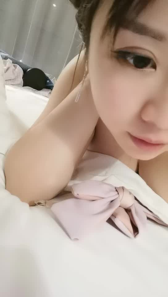 大奶美女被操得不过瘾嫌眼镜小哥时间短.调戏谈心的嫂子