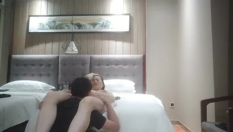 乡村寻花05-14和女装店老板娘约炮。大陸瓜子臉的外圍女真會舔在酒店被肏至求饒不要拍了國語對話
